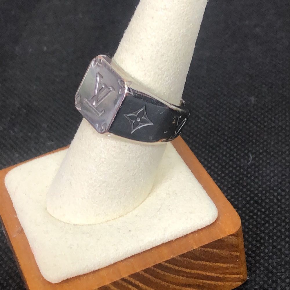 LOUIS VUITTON LV Monogram Silver Plated Signet Unisex Ring Sz 9 (US SIZE) - Picture 4 of 13